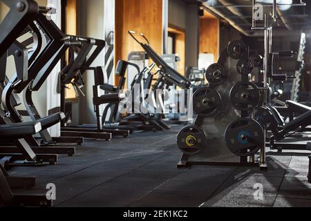 Gut ausgestatteter Fitnessraum mit Geräten für körperliche Übungen Stockfoto