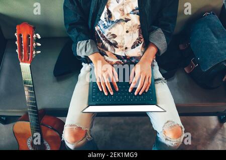 Mann Hand Verwenden Sie Laptop für die Suche Urlaub Reservierung auf Sofa zu Hause. Stockfoto