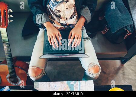 Mann Hand Verwenden Sie Laptop für die Suche Urlaub Reservierung auf Sofa zu Hause. Stockfoto