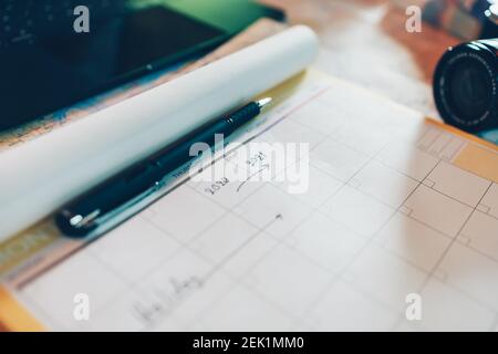 Tourist halten Stift und Planung Urlaub mit Kalender und Karte. Reisen, Urlaub, Berufung und Neujahr Konzept. Stockfoto