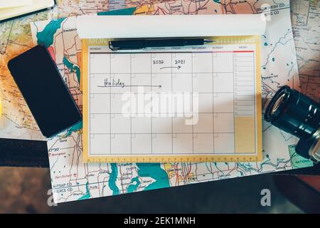 Tourist halten Stift und Planung Urlaub mit Kalender und Karte. Reisen, Urlaub, Berufung und Neujahr Konzept. Stockfoto