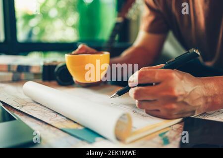 Tourist halten Stift und Planung Urlaub mit Kalender und Karte. Reisen, Urlaub, Berufung und Neujahr Konzept. Stockfoto