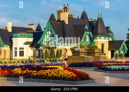 Khryashchevka, Russland, 16. Juli 2020, Garibaldi Burg, Ein Komplex von Fachwerk Hilfsbauten auf dem Gebiet eines stilvollen Hotels in der for Stockfoto