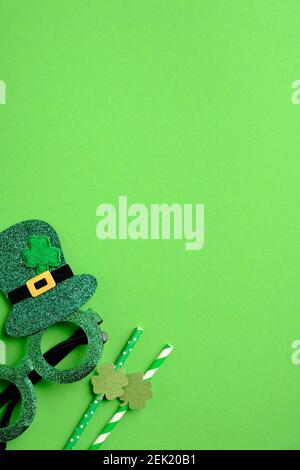 Saint Patricks Tag Minimal Konzept. Patricks Tagesgläser und Trinkhalme auf grünem Hintergrund. St. Patricks Tag Party Einladung Design. Flach liegend, t Stockfoto