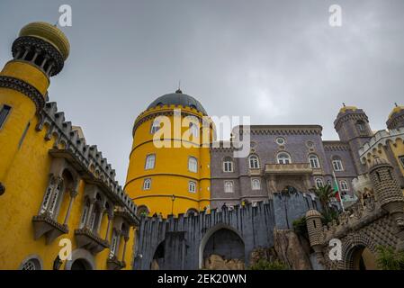 SINTRA, PORTUGAL - 19. APRIL 2019: Blick auf den Pena-Palast, ein romantisisches Schloss in der Gemeinde Sintra Stockfoto