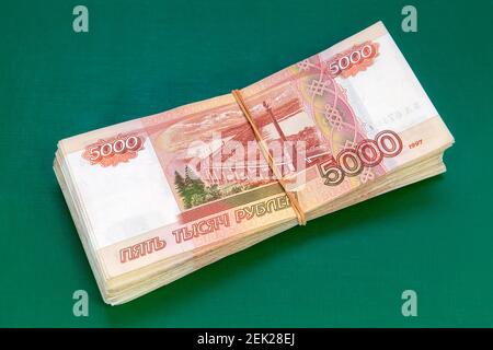 Geld, um Steuern zu zahlen. Viel russisches Geld. Banknoten in Stückelungen von fünftausend Rubel Stockfoto