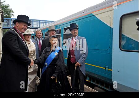'Queen Victoria' kommt am Bahnhof Llandrindod Wells an, um teilzunehmen Im jährlichen Victorian Festival der Stadt Stockfoto