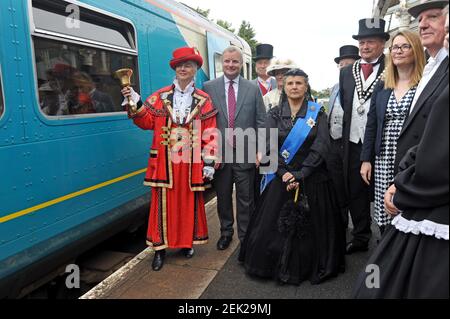 'Queen Victoria' kommt am Bahnhof Llandrindod Wells an, um teilzunehmen Im jährlichen Victorian Festival der Stadt Stockfoto