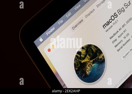 Nahaufnahme des Bildschirms des neuen MacBook Air mit Apples M1 Chip und dem neuesten macOS Big Sur. Stockfoto