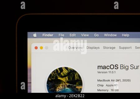Nahaufnahme des Bildschirms des neuen MacBook Air mit Apples M1 Chip und dem neuesten macOS Big Sur. Stockfoto