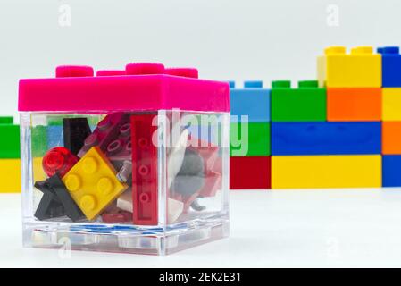 Gemischte Lego-Bausteine in einer transparenten Lego-Box. Stockfoto