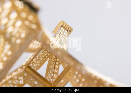 Kleiner Eiffelturm von seinem Grund aus gesehen Stockfoto