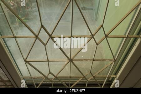 Selektiver Fokus von schmutzigem Schmiedeeisen als Teil der Bildschirmtür mit Balkon verbunden, High-Angle-Ansicht Stockfoto