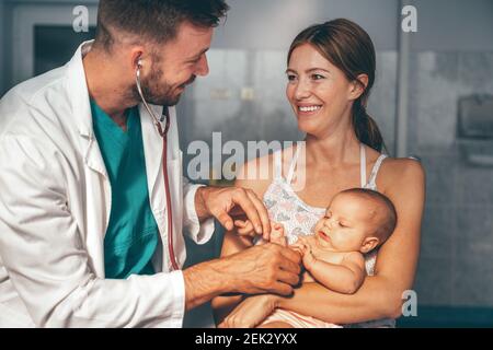 Kinderarzt Arzt untersucht Baby. Gesundheitswesen, Menschen, Untersuchungskonzept Stockfoto