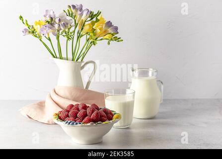 Sommer gesunde Snack - Himbeere und Milch, mit frischen Blumen Stockfoto