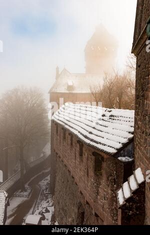 Umfassungsmauer in der Burg Haut-Koenigsbourg, im Nebel im Winter, Elsass, Frankreich Stockfoto