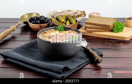 Schüssel mit Soljanka oder Soljanka, eine würzige und saure Suppe aus Russland und Osteuropa Stockfoto