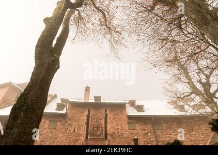 Umfassungsmauer der Burg Haut-Koenigsbourg, im Nebel im Winter, Elsass, Frankreich Stockfoto