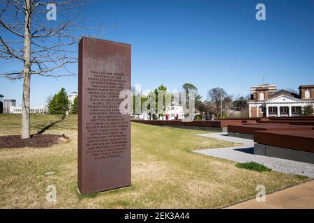 Montgomery, Alabama/USA-Feb 20, 2021: Säule steht im Monument Park am National Memorial for Peace and Justice. Stockfoto