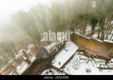 Umfassungsmauer unter dem Schnee der Burg Haut-Koenigsbourg, im Winter, Elsass, Frankreich Stockfoto