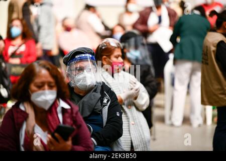 (210223) -- ECATEPEC, 23. Februar 2021 (Xinhua) -- Bürger warten in der Schlange, um die COVID-19-Impfstoffe zu erhalten, die vom chinesischen Pharmaunternehmen Sinovac an einer Impfstelle in Ecatepec, Mexiko, am 22. Februar 2021 entwickelt wurden. Die mexikanischen Gesundheitsbehörden begannen am Montag, ältere Erwachsene mit einem COVID-19-Impfstoff zu impfen, der vom chinesischen Pharmaunternehmen Sinovac entwickelt wurde, nachdem am Samstag eine Lieferung von Dosen eintraf. Mexikos Regierung hat die erste Lieferung des Sinovac-Impfstoffs in Ecatepec, einer Stadt im Zentralstaat Mexiko, die am Rande der Hauptstadt Mexiko-Stadt liegt, vorgesehen. Ea Stockfoto