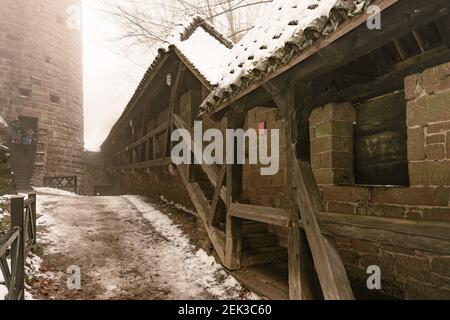 Gehweg in der Burg Haut-Koenigsbourg, im Nebel im Winter, Elsass, Frankreich Stockfoto