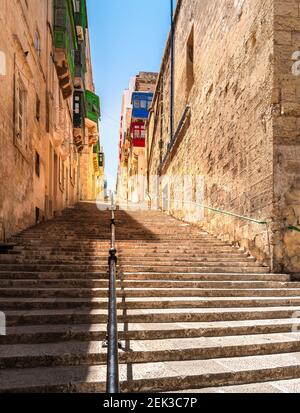 Straßentreppen in der Altstadt von Valletta, Malta. Stockfoto