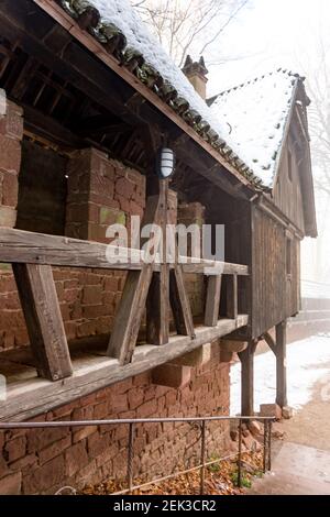 Gehweg der Burg Haut-Koenigsbourg, im Nebel im Winter, Elsass, Frankreich Stockfoto