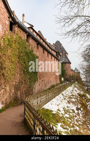 Umfassungsmauer der Burg Haut-Koenigsbourg im Winter, Elsass, Frankreich Stockfoto