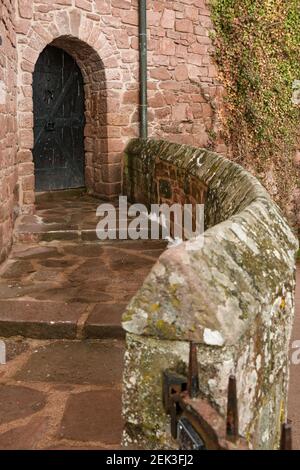 Kleine Tür in der Umfassungsmauer des Schlosses Haut-Koenigsbourg, Elsass, Frankreich Stockfoto