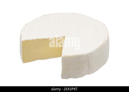 Camembert oder Brie Käse isoliert auf weißem Hintergrund. Weichkäse bedeckt mit essbaren weißen Schimmel Ansicht von oben. Stockfoto