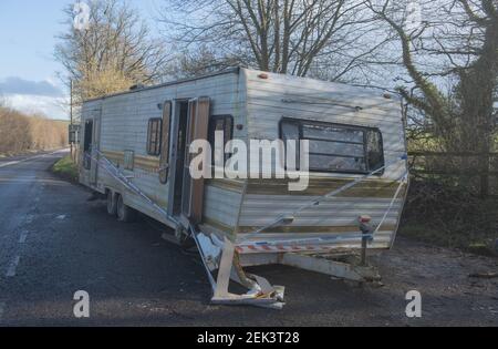 Verlassene Karawane in einem Lay-by am A377 in Lappord zwischen Exeter und Barnstaple in Rural Devon, England, Großbritannien Stockfoto