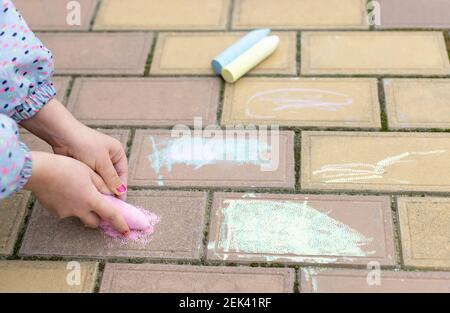 Kleine Mädchen Hände zieht auf Asphalt, Pflastersteine Stockfoto