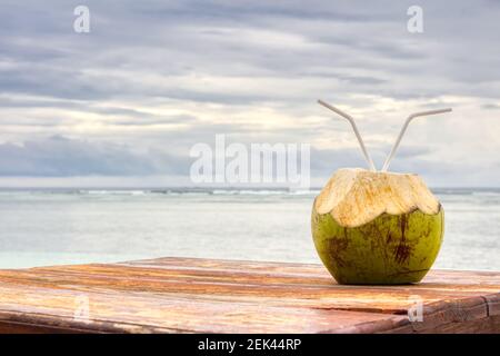 Indonesische Kokosnüsse, ein tonisches, exotisches Getränk. Kokosnuss. Stockfoto