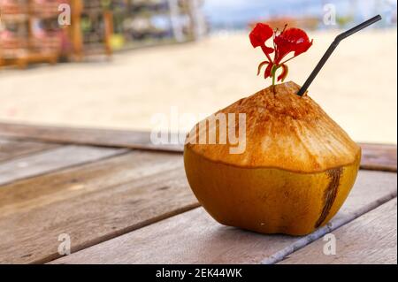 Indonesische Kokosnüsse, ein tonisches, exotisches Getränk. Kokosnuss. Stockfoto