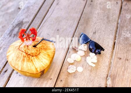 Indonesische Kokosnüsse, ein tonisches, exotisches Getränk. Kokosnuss. Stockfoto