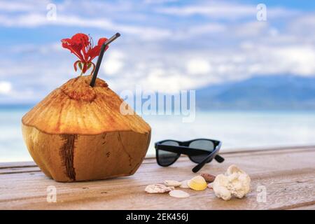 Indonesische Kokosnüsse, ein tonisches, exotisches Getränk. Kokosnuss. Stockfoto