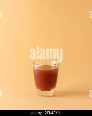 Köstliche süße Mango- und Granatapfelsäfte im Glas isoliert auf Beigefarbener Hintergrund Stockfoto