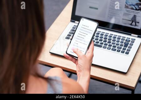 E-Mail, Telefon und Laptop in Arbeit. Mobiler Posteingang und Liste neuer untoter E-Mails. Beschäftigte Angestellte, Sekretärin oder weibliche Führungskraft im Unternehmensgeschäft. Stockfoto