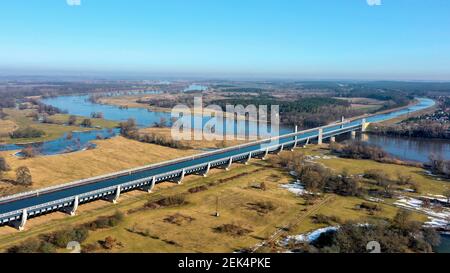 Magdeburg, Deutschland. Februar 2021, 22nd. An der Magdeburger Wasserstraße ist der Schnee fast vollständig geschmolzen. An dieser Stelle überquert der Mittellandkanal die Elbe in einer Trogbrücke. Mit einer Länge von 918 Metern ist sie die größte Kanalbrücke Europas. (Luftbild mit Drohne) Quelle: Stephan Schulz/dpa-Zentralbild/ZB/dpa/Alamy Live News Stockfoto