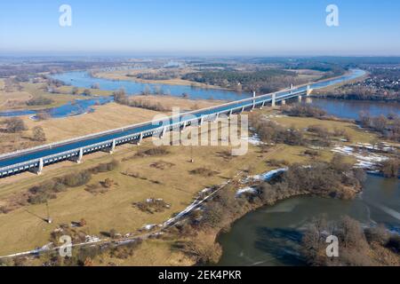 Magdeburg, Deutschland. Februar 2021, 22nd. An der Magdeburger Wasserstraße ist der Schnee fast vollständig geschmolzen. An dieser Stelle überquert der Mittellandkanal die Elbe in einer Trogbrücke. Mit einer Länge von 918 Metern ist sie die größte Kanalbrücke Europas. (Luftbild mit Drohne) Quelle: Stephan Schulz/dpa-Zentralbild/ZB/dpa/Alamy Live News Stockfoto