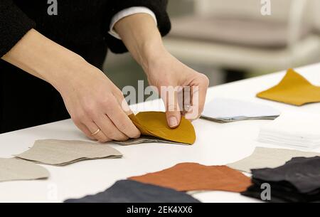 Frauen ist immer bereit, hausgemachte Schutzmasken nähen. Stockfoto