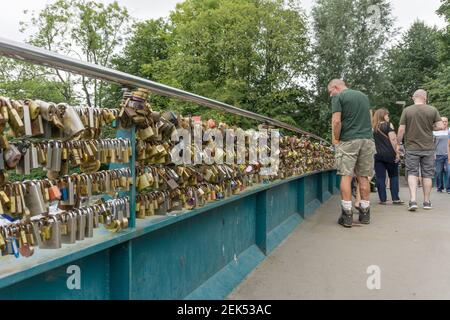 Liebesschlösser säumen die Fußgängerbrücke über den Fluss Wye in Bakewell, Derbyshire, Großbritannien Stockfoto