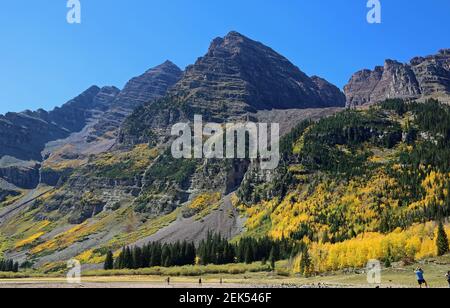 Maroon Bells vom Crater Lake - Rocky Mountains, Colorado Stockfoto