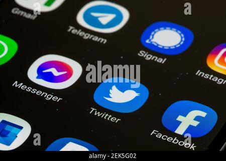 Facebook, Messenger, Twitter App zusammen auf einem Smartphone angezeigt. Social-Media-App. Soziale Netzwerke Stockfoto