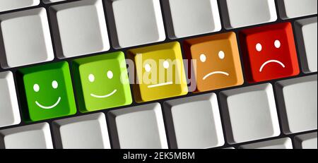 Feedback Smiley Tasten auf Laptop-Tastatur - Konzept Review Stockfoto