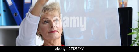 Arzt mit rotem Stethoskop untersuchen Röntgen in Station. Stockfoto