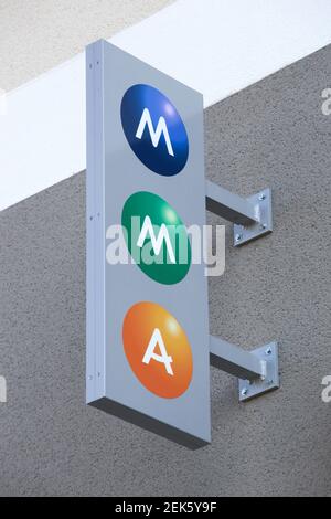 Belleville, Frankreich - 22. Juni 2020: MMA-Logo an einer Wand. MMA ist ein französischer Versicherungskonzern mit Hauptsitz in Le Mans, Frankreich Stockfoto