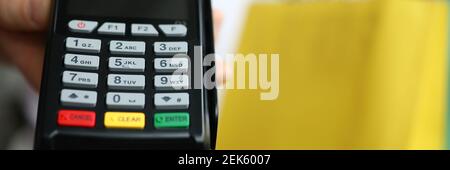 Mann halten Kasse Nahaufnahme auf Hintergrund der Pakete mit Käufen. Stockfoto