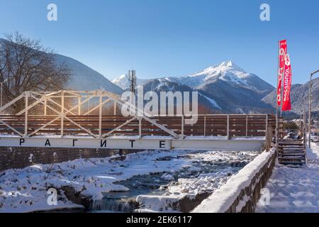 Bansko, Bulgarien - 28. Januar 2021: Fluss Glazne in der bulgarischen Stadt, Brücke und Schnee Pirin Berge Gipfel Stockfoto